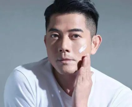 郭富城被曝让媳妇带着孩子坐经济舱，引发网友热议，你觉得他太抠门吗？