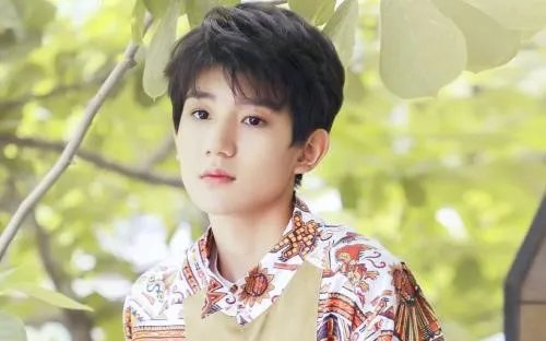 王源晒波士顿与GAI合照，为何远离娱乐圈王源过的更好了？