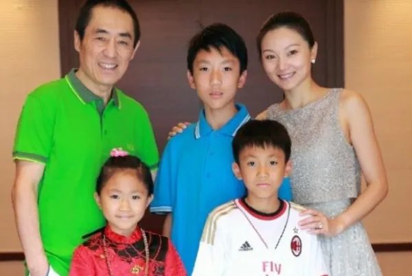 张艺谋妻子陈婷晒儿子照片，孩子的颜值更像谁？