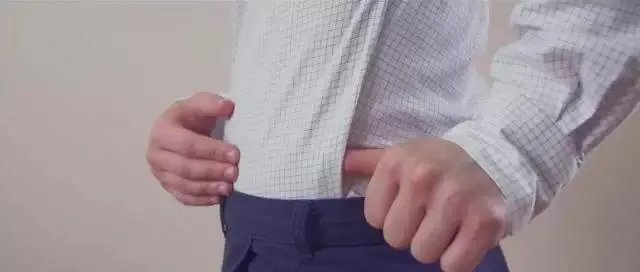 穿正装要不要把衬衫塞进裤子？