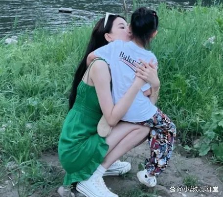 孙怡携女儿出游美腿抢镜,4岁大福长高不少,母女俩颜值怎么样?