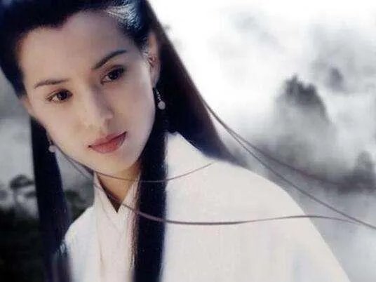 李若彤穿17岁时同款校服 54岁的神仙姐姐身材仍少女