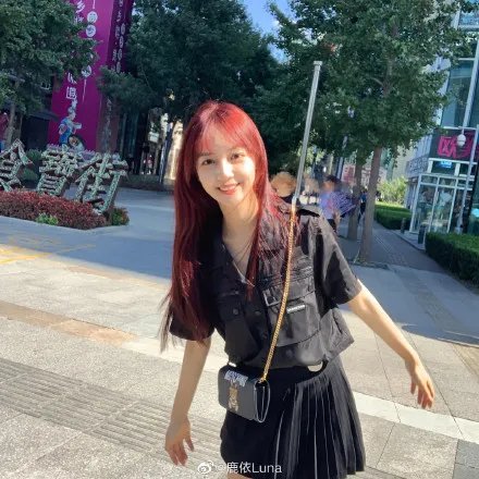 疑似吴亦凡恋情曝光 车库中与女孩十指紧握牵手回家 