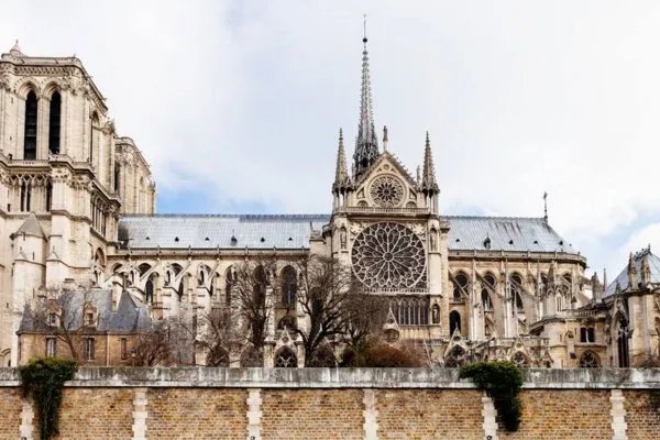 巴黎圣母院被毁，国内很多人想捐款重建，是什么心态呢？