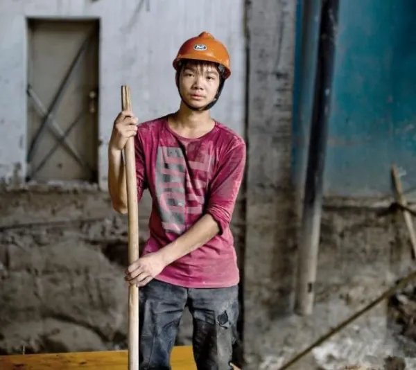 “流调中最辛苦的打工人”在全网刷屏，他为何要活得这么辛苦？