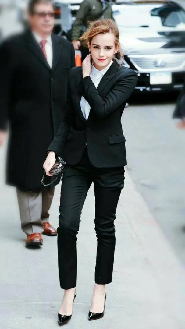 穿正装要不要把衬衫塞进裤子？