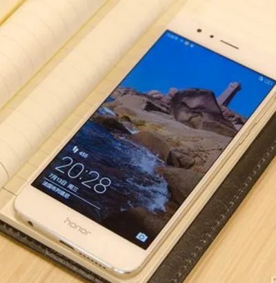 看到吧里有人说荣耀8很脆弱，一摔就碎，是不是真的