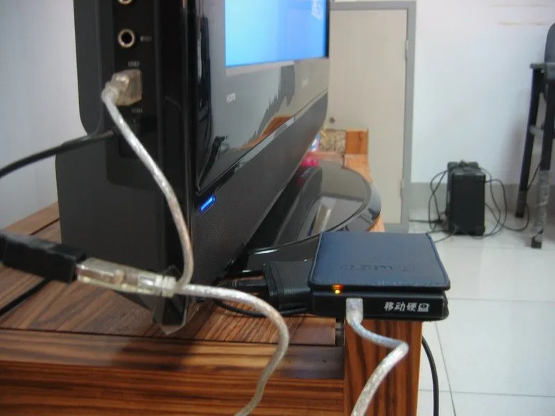 移动硬盘是数据线不用的时候是插在移动硬盘上面还是拔掉好1