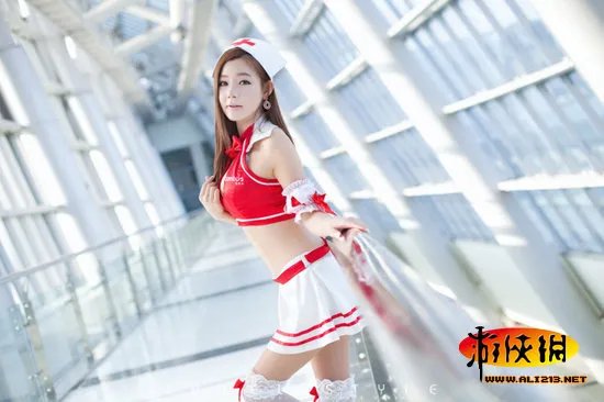 穿成这样是不是可以免费了 超短裙MM入园半价