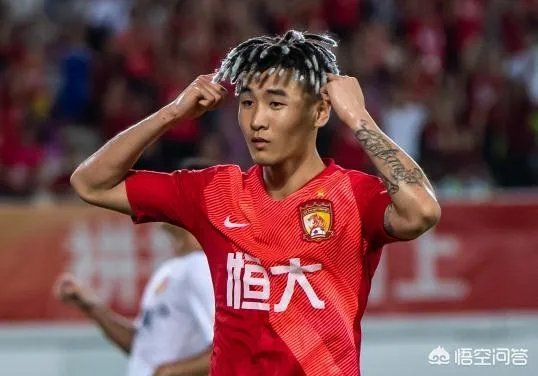 韦世豪：哥就是帅。进球后指着发型庆祝，是在彰显个性还是暗示从头再来？