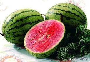 女子切开西瓜竟然在里面发现了黄豆芽，这西瓜还能不能吃呢？