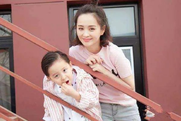 身份是个谜的邓莎老公和邓莎是怎么在一起的?