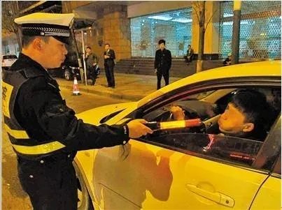 男子酒驾被查后跪地痛哭，为何酒驾事件屡禁不止？