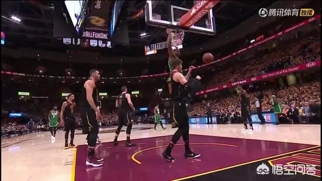 詹姆斯第二节被裁判莫名吹犯规，很是不满一直往天上望，你怎么看？