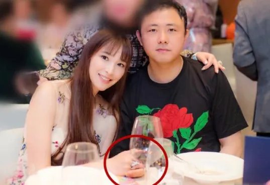 吴佩慈戴钻戒和男友现身秀恩爱，可纪晓波的表情让人忧心，为什么呢？