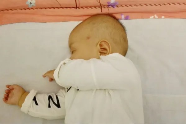 新生儿睡觉不踏实怎么办