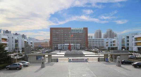 烟台工程职业技术学院 我现在是初中毕业能去吗？哪个学校每个周都星期吗？ 谢谢帮我吧