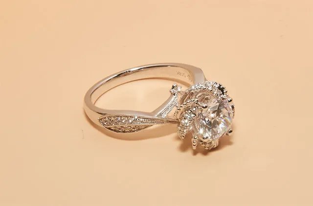 钻戒上的钻石会掉出来吗 结婚钻石对戒如何保养