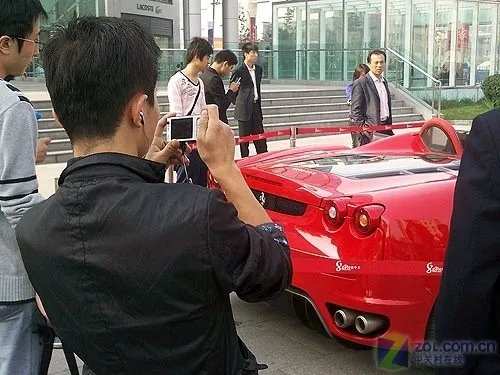 街头惊现法拉利 细数路人手中抓拍利器