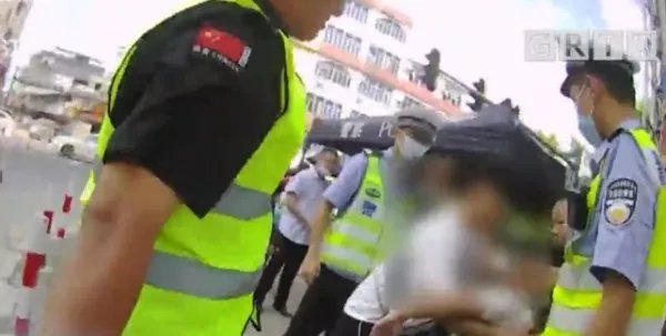 吵架时用板砖砸晕自己，你怎么看待这种行为？