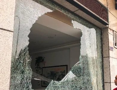 醉汉当街持刀袭击两女子，退伍军人刀下救人，为何有网友说这样防卫过当？