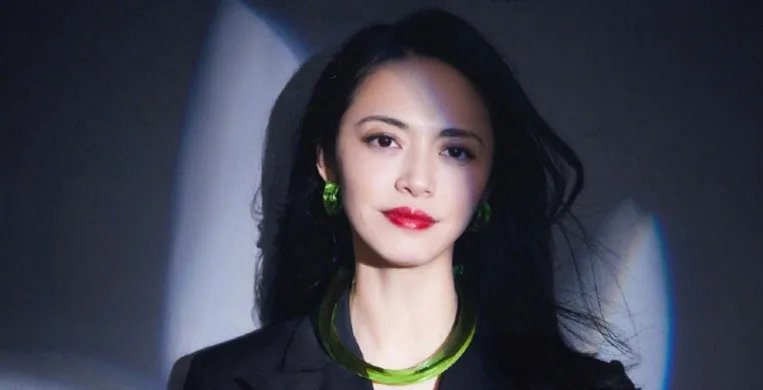 姚晨获奖发言被指嘲讽肖战,本尊回应后秒删,揭露娱乐圈真面目,你怎么看?