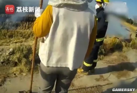 男子带儿子体验烤红薯引发火灾 为了儿子写好作文