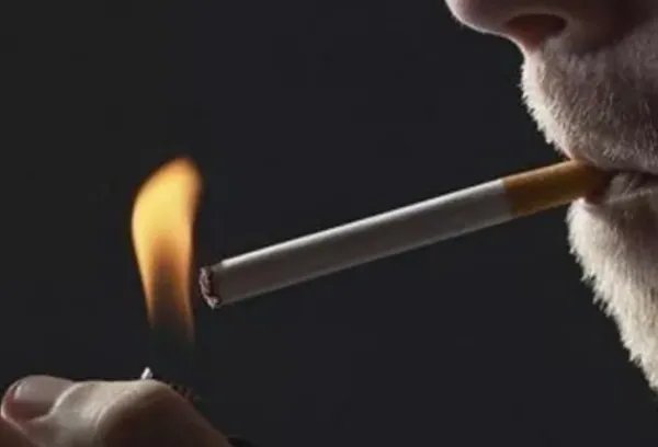 如何吐出心型烟圈