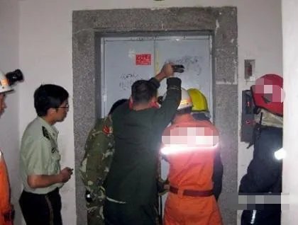 高龄母女被困电梯四天三夜，他们家人为什么没有发现？