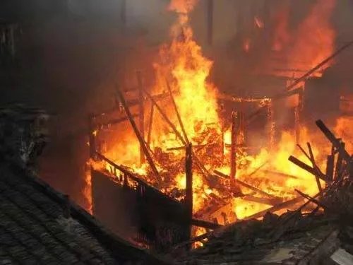 福建宁德一菜市场发生火灾，引发这起火灾事故的原因是什么？