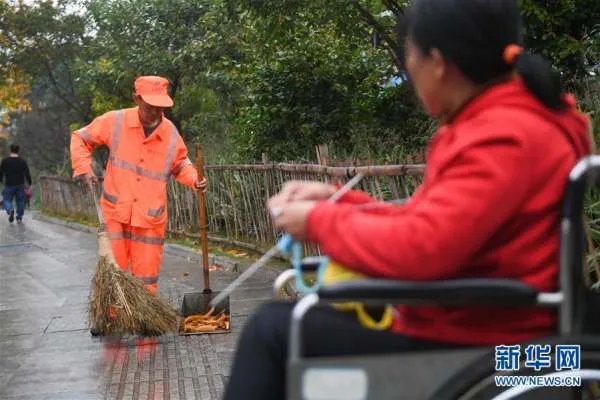 妻子雨中吃面丈夫打伞等待，这样的暖心事你还见过哪些？