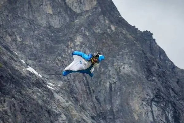 翼装飞行是一项危险运动,遇难女生刘安最后时刻为什么不开伞?