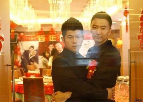 哪位亲有马克和安安的婚纱照图组 发给我一下。谢谢了~