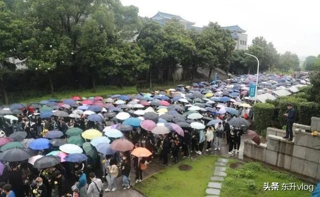 袁隆平院士逝世，为什么张庭照常直播被网友骂哭？