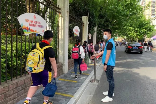 老师站楼道给学生讲课,是怎么一回事?