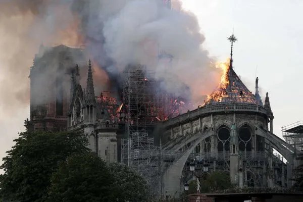 巴黎圣母院被毁，国内很多人想捐款重建，是什么心态呢？