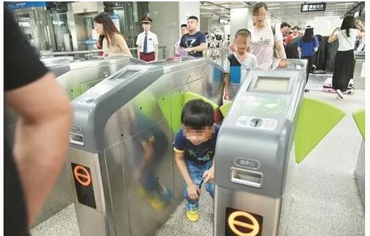 家长如何掩护孩子坐飞机逃票？