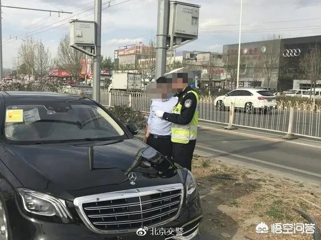 如何看待“一男子无牌驾车上路，被查出言“三百万的车也敢扣”这件事？