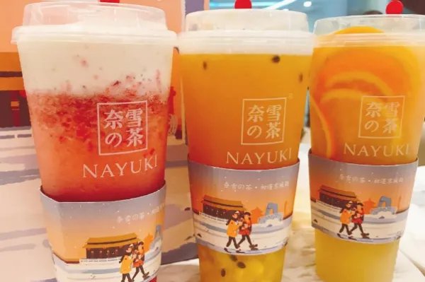 奈雪的茶分店销售过期蛋糕被罚5万，公司对此有何回应？