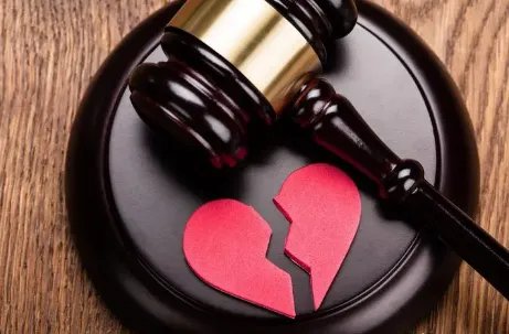 女子剖腹产出月子后首先办离婚，女子在月子内遭遇了什么？