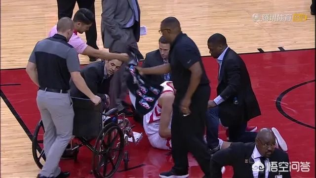 周琦首秀重伤离场，整条腿被碾压，坐在轮椅上动弹不得，当时发生了什么？
