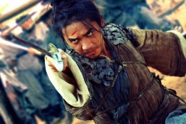 如何评价《东邪西毒》中的盲武士?他为什么要去吻那个村女?