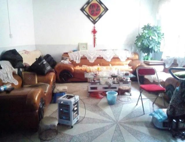 婆婆才50岁就懒成这样，客厅乱成狗窝了！