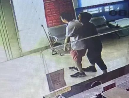 说不出话！泉州：一男子对着民警不断比画脖子，危急时刻警察是怎么做的？