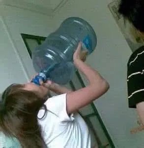 女神和女汉子喝水的区别