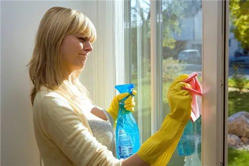 玻璃上的油漆怎么去除