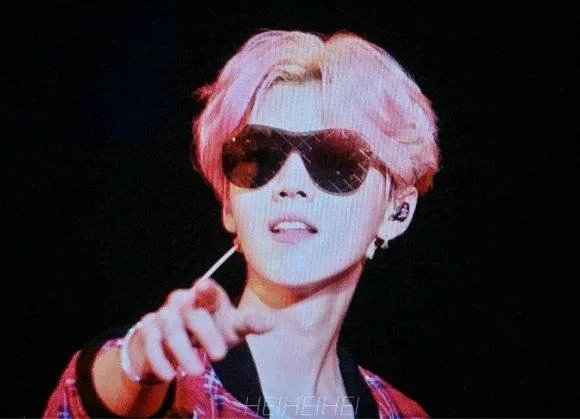 鹿晗以前长的挺好看的 但是现在看起来有点怪怪的