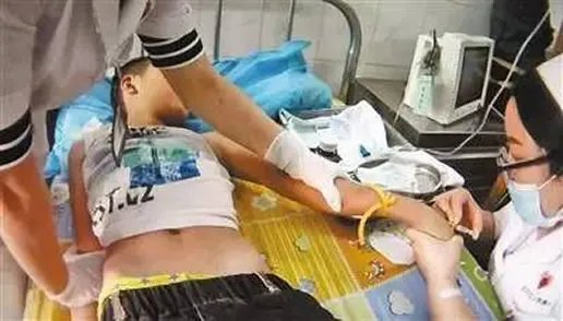 爸爸锻炼儿子酒量是什么情况:儿子多大了具体内容详情