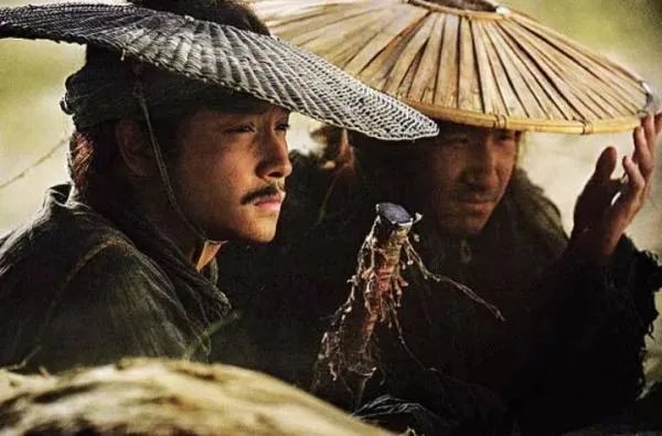 如何评价《东邪西毒》中的盲武士？他为什么要去吻那个村女？