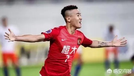 韦世豪：哥就是帅。进球后指着发型庆祝，是在彰显个性还是暗示从头再来？